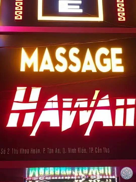 껀터 하와이 마사지 업소의 외부 대형 간판