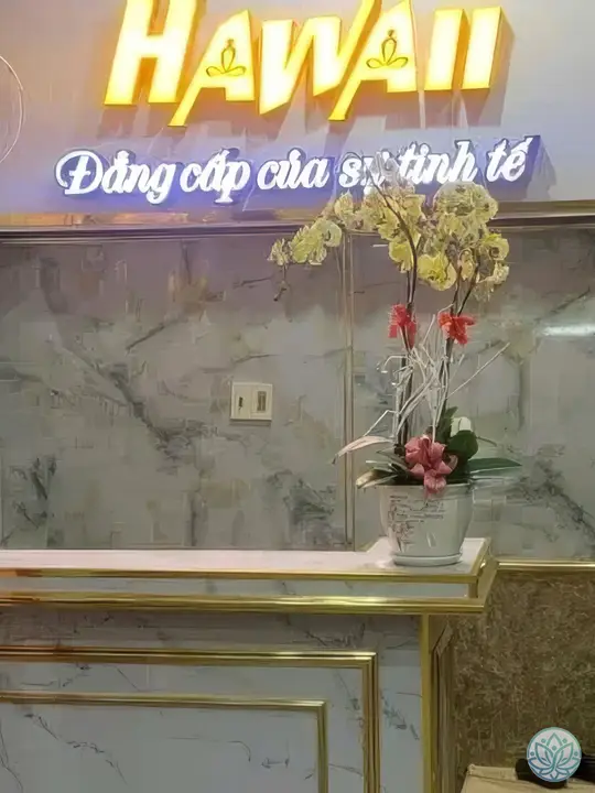 로고가 돋보이는 하와이 마사지 카운터