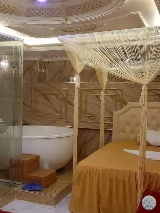 금색 커튼과 욕조가 마련된 룸
