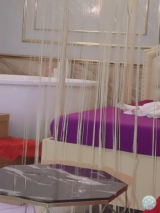 보라색 소파 베드가 구비된 룸