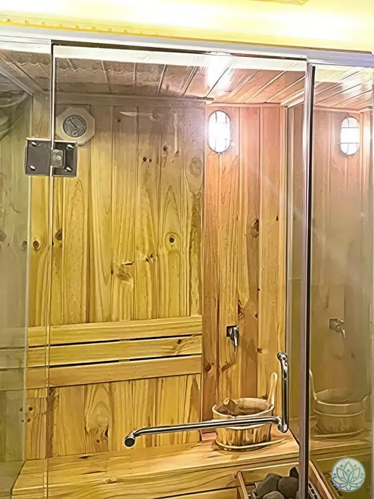 나무로 된 건식 사우나와 유리 샤워 부스