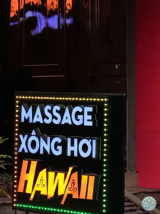 건물 외부의 야간 입간판