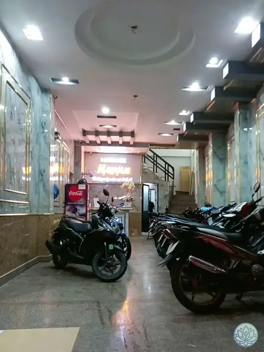 오토바이가 주차된 리셉션 공간