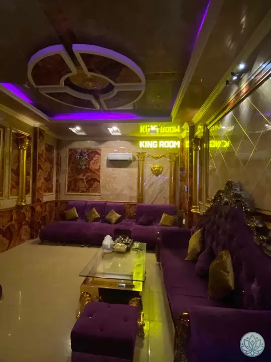 보라색 소파가 구비된 고객 대기실