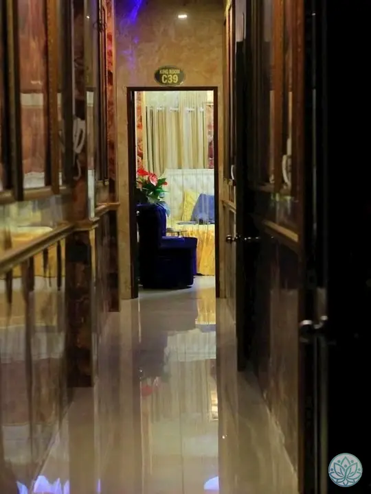 마사지 룸으로 이어지는 건물 내 복도