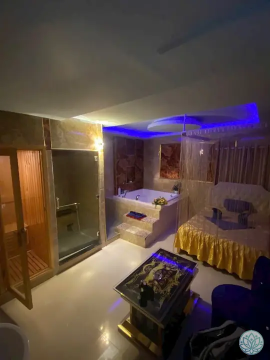 샤워 부스와 욕조가 구비된 마사지 룸