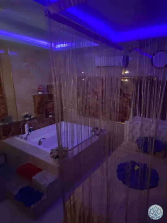 무드등으로 분위기를 낸 룸