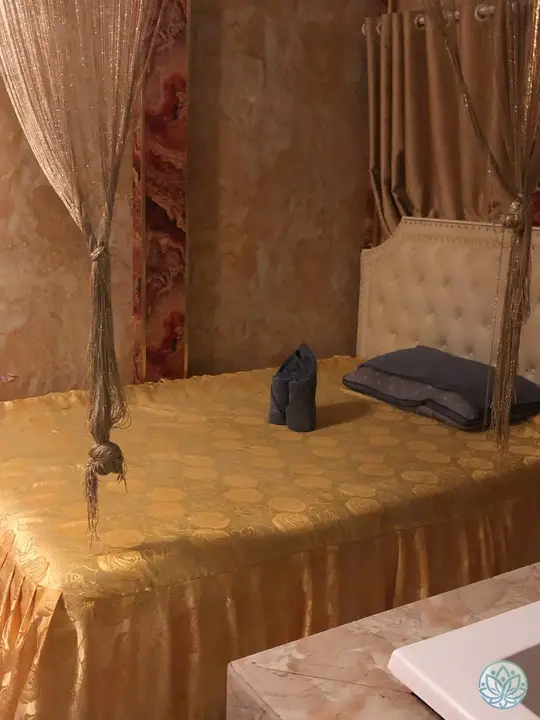 수건이 세팅된 마사지 베드