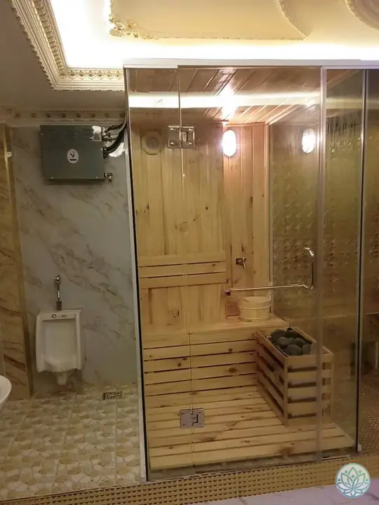 나무로 마감된 개인 사우나 내부
