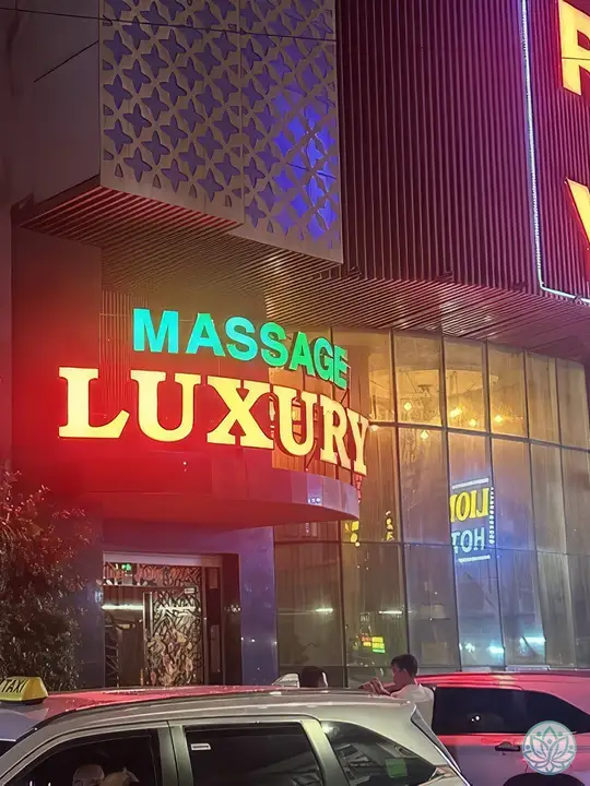 네온사인이 켜진 럭셔리 마사지 건물 야경