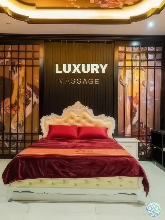 벚꽃 벽지와 붉은 침구가 세팅된 마사지 룸