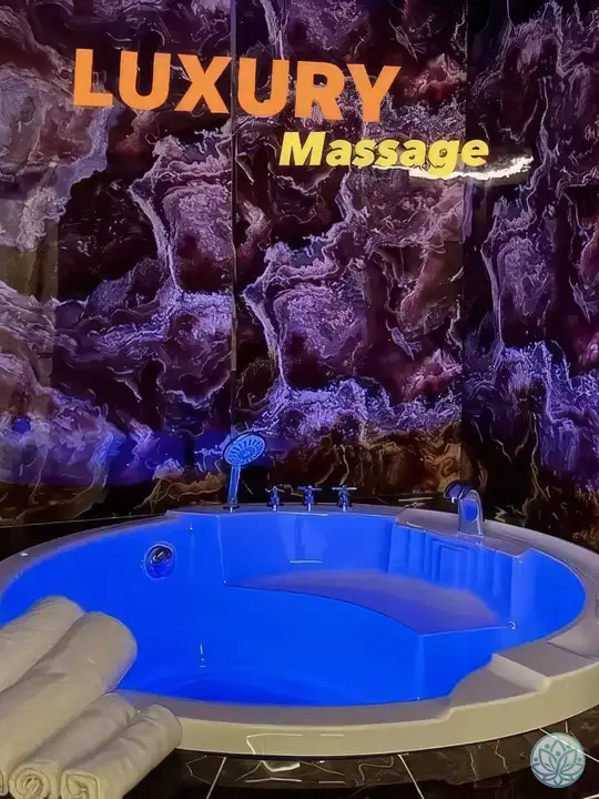 파란 조명의 스파 욕조