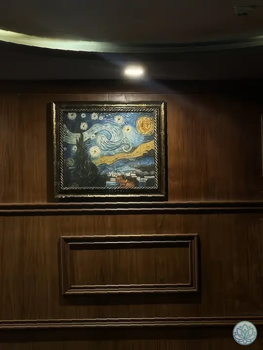 복도 곳곳에 걸려 있는 액자