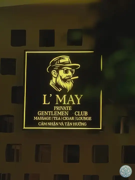 밤에 조명이 켜진 엘메이 스파 간판