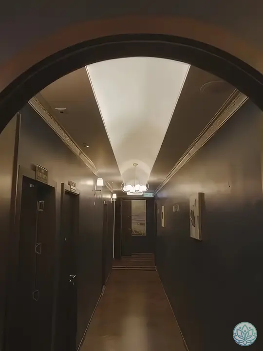 아치형 문을 통해 바라본 복도