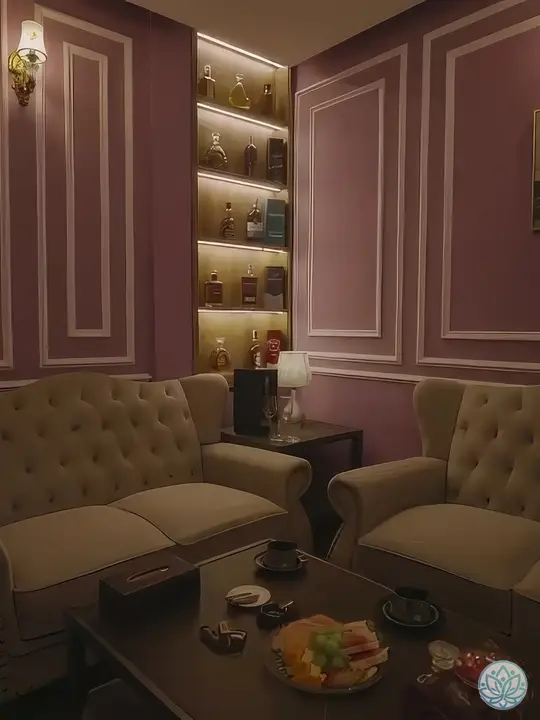 고급스러운 소파에서 즐기는 다과