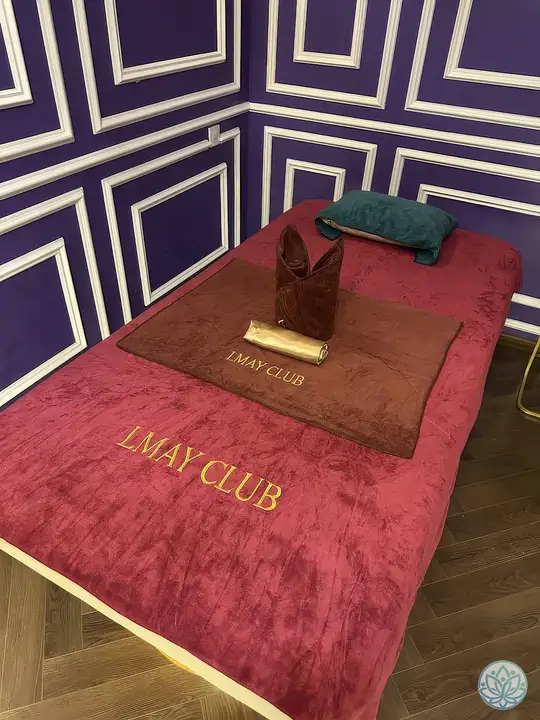 마사지 베드 위에 놓인 토끼 모양 수건 장식