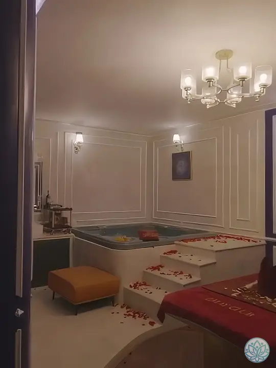 꽃잎으로 장식된 자쿠지와 마사지 베드