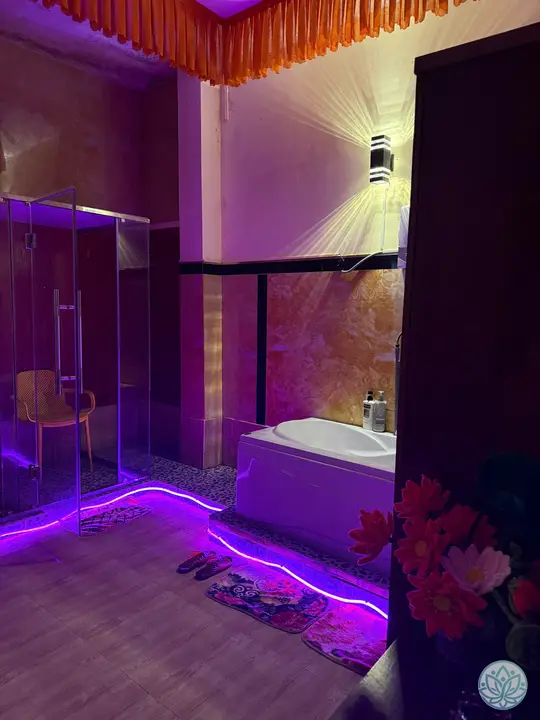 룸 내 욕조와 사우나