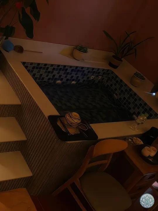 넓은 사각형 자쿠지 룸