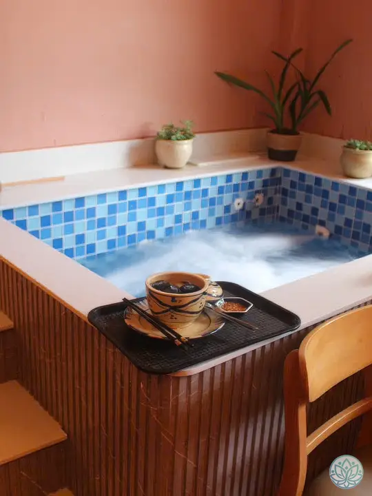 목욕과 함께 즐기는 따뜻한 차 한 잔