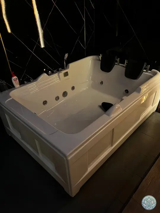 화이트 월풀 스파 욕조