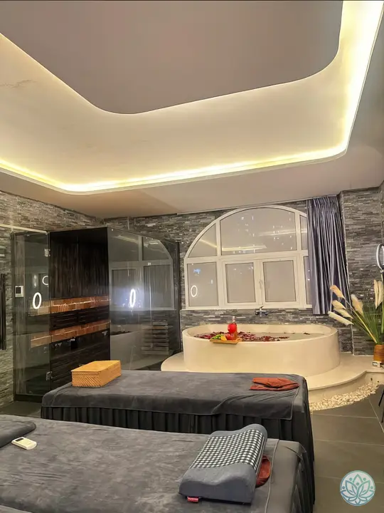 욕조가 구비된 개인 룸의 전경