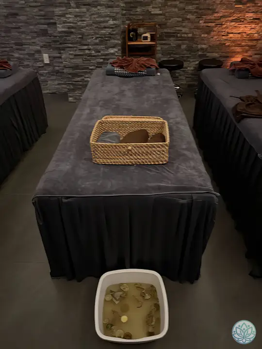 수건이 정돈된 마사지 베드