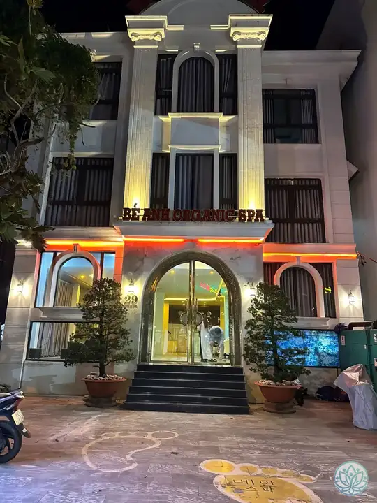 야간 시간대 건물 외관