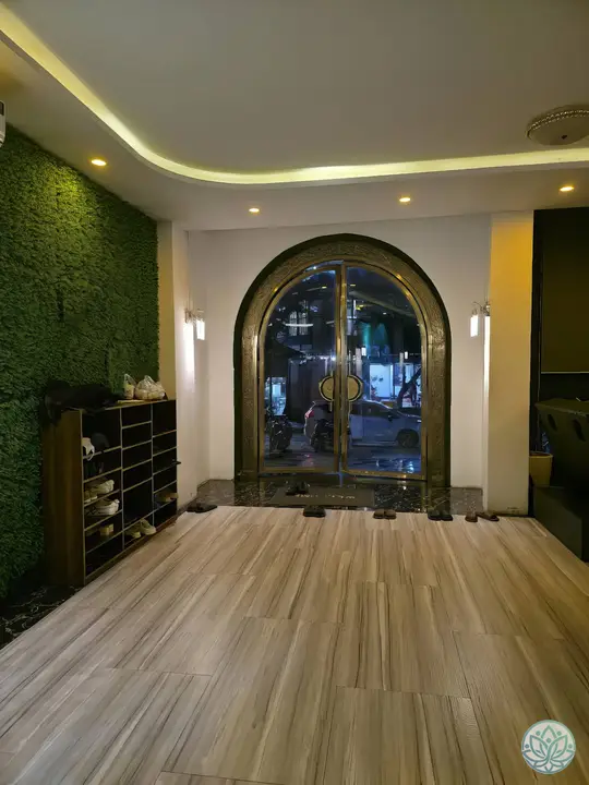 스파 입구 신발장과 타일