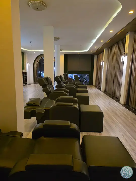 마사지 의자가 놓인 휴게공간