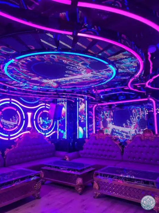 보라색 조명 룸