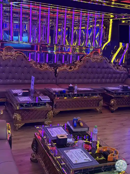 넓은 소파의 노래방 테이블