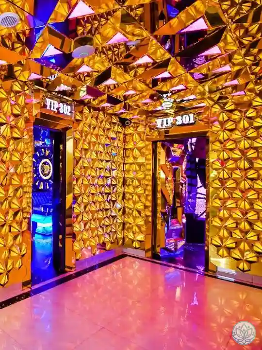 골드 테마 가라오케 복도