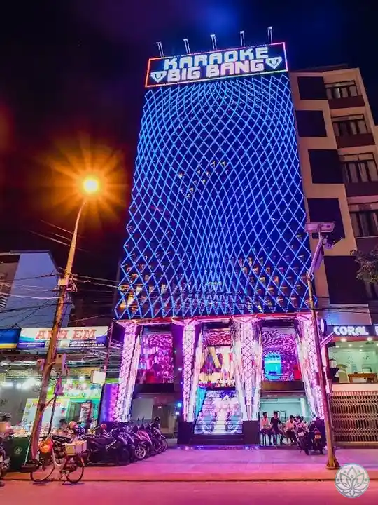 화려한 KTV 입구