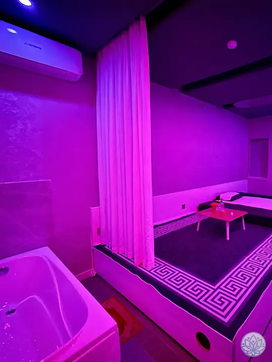 룸 내 자쿠지와 베드