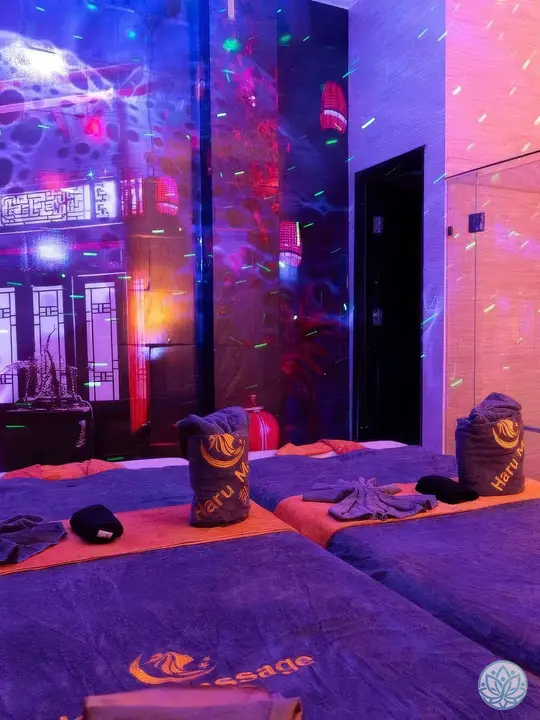 화려한 조명의 마사지실