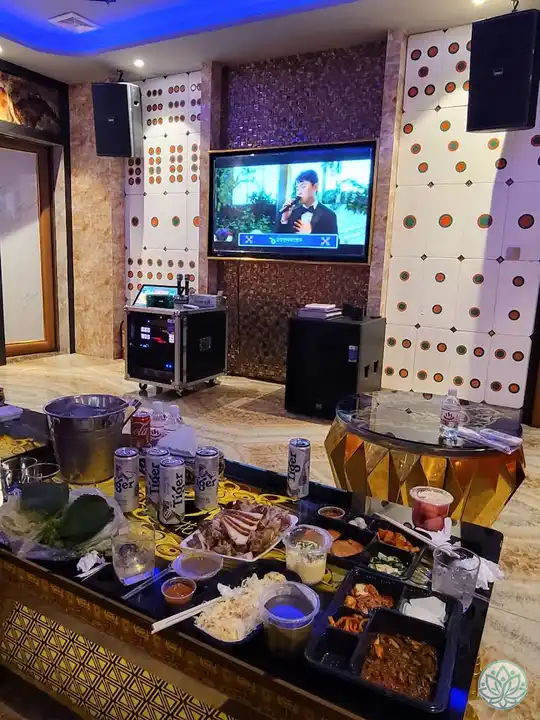 술과 안주가 차려진 모습