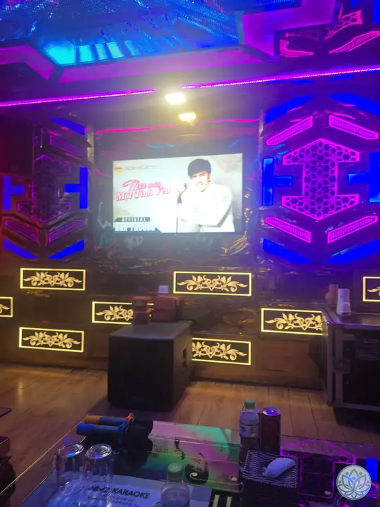 노래방 기기와 벽면 인테리어