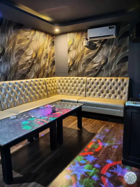 적당한 크기의 노래방 룸