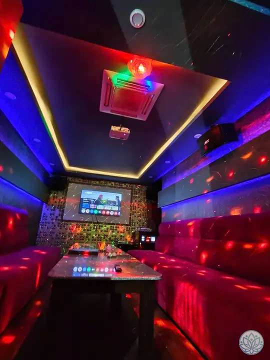 화려한 조명이 켜진 룸