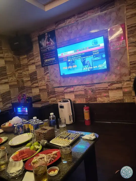 다과와 노래방 기기 화면