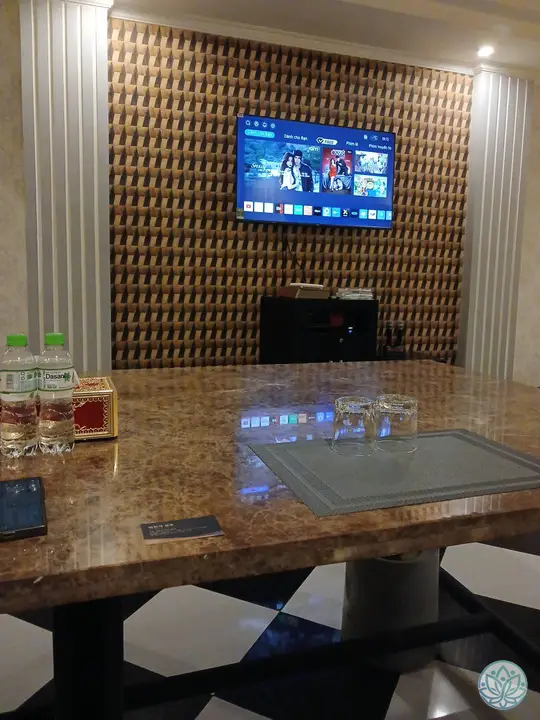 테이블과 노래방 기기