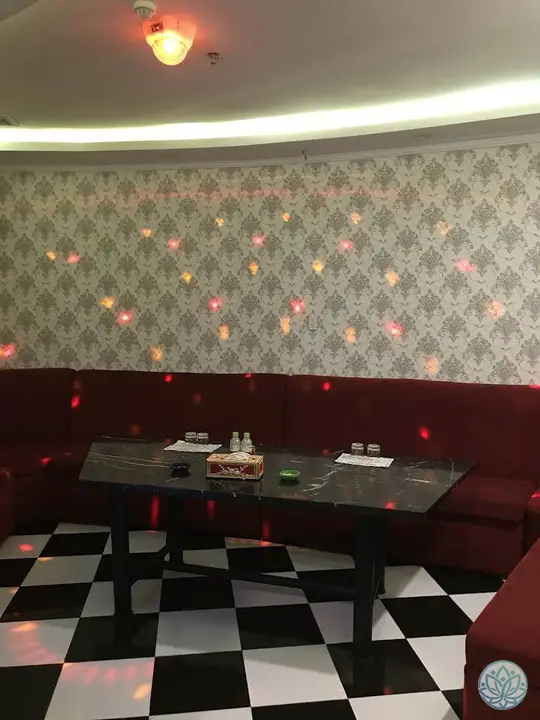 조명이 켜진 노래방 룸