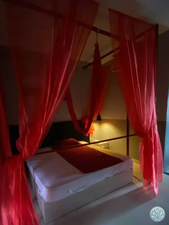 빨간 천 그네와 흰색 베드