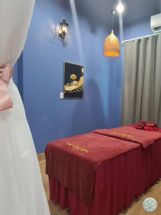 파란 벽지로 꾸며진 룸