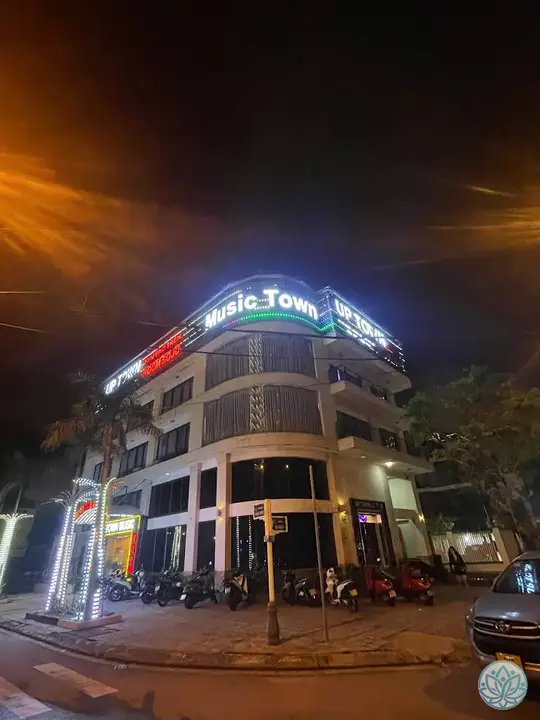 업타운 가라오케 건물 외관