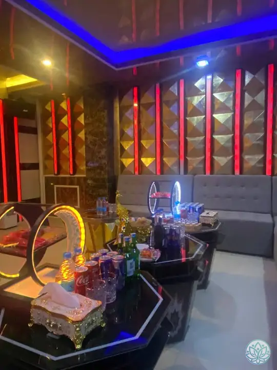 주류와 다과가 세팅된 모습