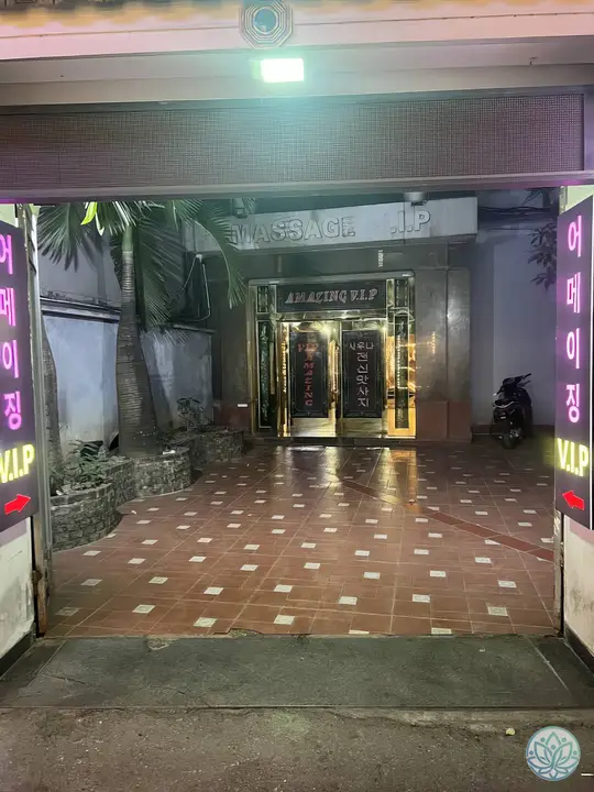 건물 입구 모습