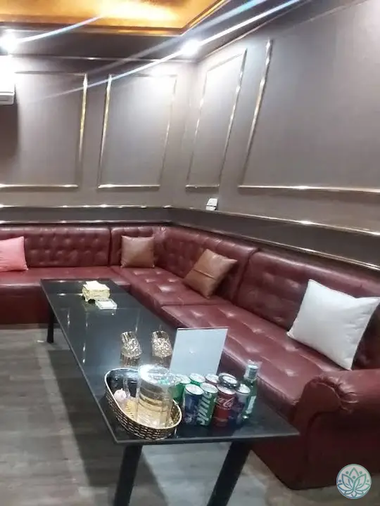 다른 각도에서 본 룸 내 분위기